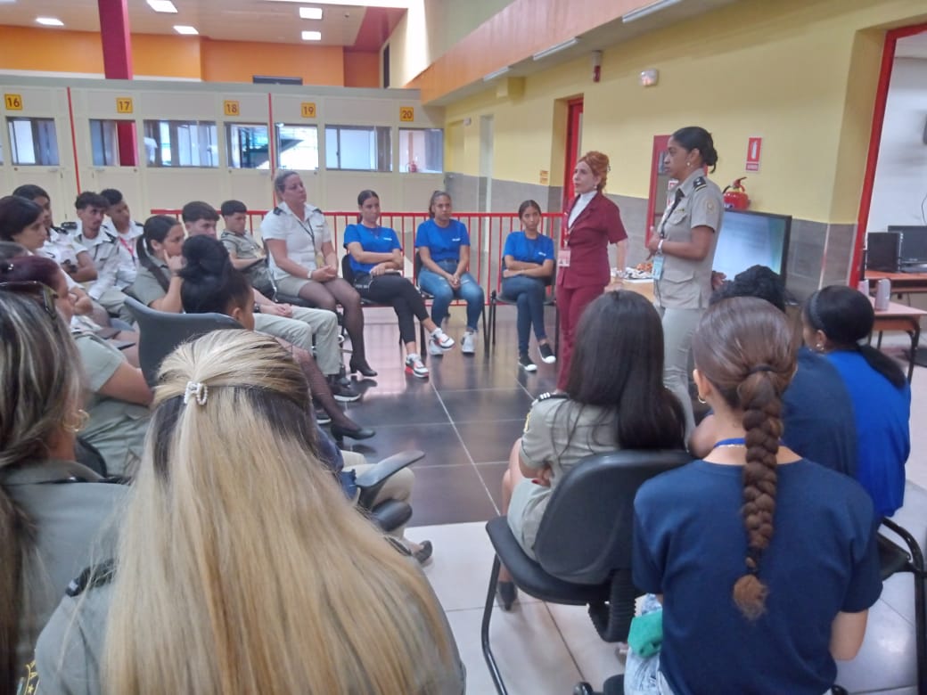 DeCubaplus's tweet photo. 📍Como parte de la preparación📚integral de los 🧑‍✈️oficiales, especialista👩‍💼de Patrimonio Cultural🏺 en coordinación con la jefatura de la Aduana🇨🇺 del AIJGG imparte curso de 👩‍🏫capacitación durante el stand by🛑 de operaciones🛬 #AduanadeCuba #ServicioDeExcelencia #FronteraSegura https://t.co/XCjIbrM6Yl