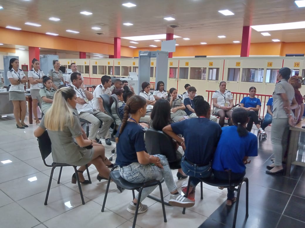DeCubaplus's tweet photo. 📍Como parte de la preparación📚integral de los 🧑‍✈️oficiales, especialista👩‍💼de Patrimonio Cultural🏺 en coordinación con la jefatura de la Aduana🇨🇺 del AIJGG imparte curso de 👩‍🏫capacitación durante el stand by🛑 de operaciones🛬 #AduanadeCuba #ServicioDeExcelencia #FronteraSegura https://t.co/XCjIbrM6Yl