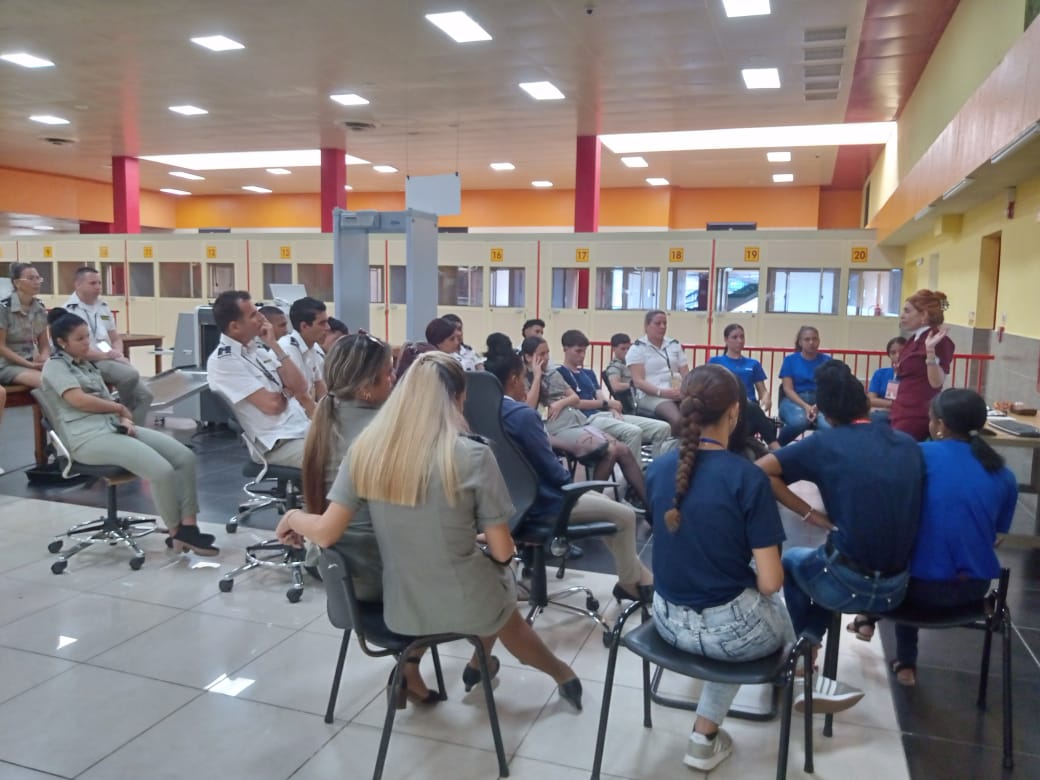 📍Como parte de la preparación📚integral de los 🧑‍✈️oficiales, especialista👩‍💼de Patrimonio Cultural🏺 en coordinación con la jefatura de la Aduana🇨🇺 del AIJGG imparte curso de 👩‍🏫capacitación durante el stand by🛑 de operaciones🛬 #AduanadeCuba #ServicioDeExcelencia #FronteraSegura