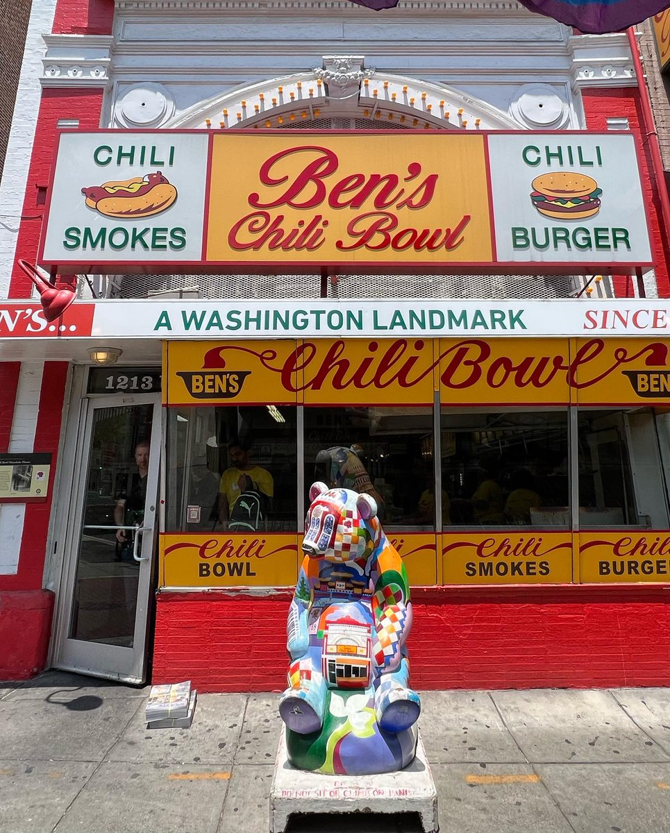 washingtondc's tweet image. Celebrating 65 delicious years of history at @BensChiliBowl. 😋🌭 

Swing by the iconic U Street location today, beginning at 1:30 p.m., for a complimentary meal (limit 1 per person) and relish in the legacy of Ben's Chili Bowl. 🏛️🌟

📸: IG/_mimi_cuisine #MyDCcool #ExperienceDC