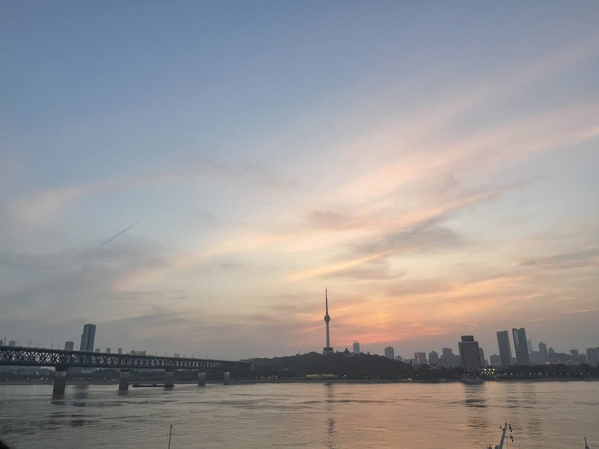 C86183277's tweet photo. 情人节祝我快乐快乐！发现每次都能拍到很好看的夕霞，Nice！ https://t.co/zoFFEEHBwn