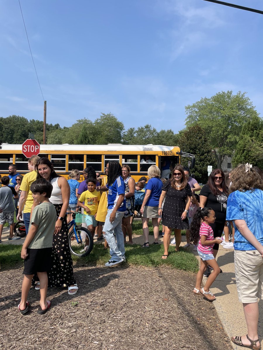 We were out and about on our community bus tour! Love this community! 🌸🌸🌸