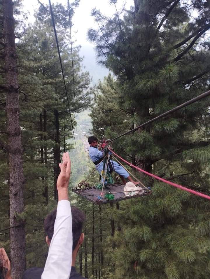 کافی کوشش کے  باوجود ہیلی کاپٹر اور دیگر ریسکیو آپریشن کامیاب نہ ہوسکا۔
اب مقامی نوجوان رسی کے ذریعے ریسکیو کرنے کیلئے روانہ۔
اللہ مدد فرمائیں آمین ۔ علاقہ مکین