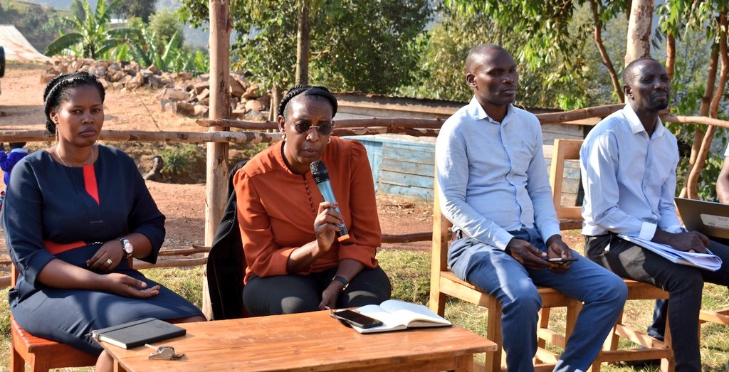 rulindodistrict's tweet image. Hagamijwe kwegera abaturage no kubakemurira ibibazo, iki gicamunsi, Umuyobozi wa @rulindodistrict @Jmukanyirigira hamwe n'Umujyanama mu Nama Njyanama y'Akarere Maître MUREKATETE Henriette bifatanyije n'abaturage b'Umurenge wa #Kisaro, Akagari ka Kamushenyi mu Nteko y'abaturage