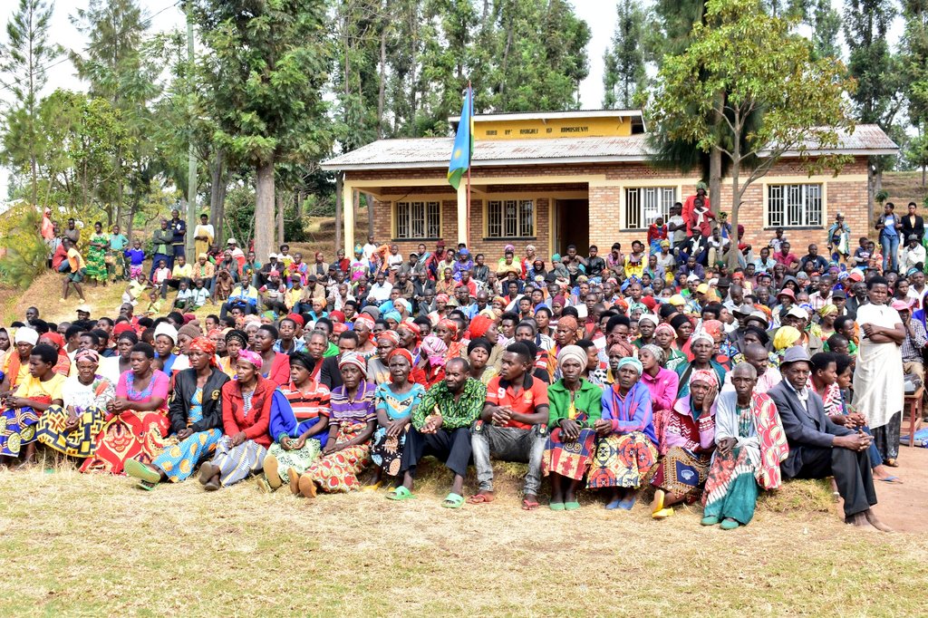 rulindodistrict's tweet image. Hagamijwe kwegera abaturage no kubakemurira ibibazo, iki gicamunsi, Umuyobozi wa @rulindodistrict @Jmukanyirigira hamwe n'Umujyanama mu Nama Njyanama y'Akarere Maître MUREKATETE Henriette bifatanyije n'abaturage b'Umurenge wa #Kisaro, Akagari ka Kamushenyi mu Nteko y'abaturage