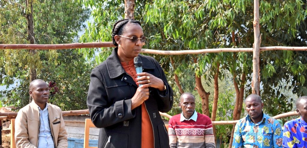 rulindodistrict's tweet image. Hagamijwe kwegera abaturage no kubakemurira ibibazo, iki gicamunsi, Umuyobozi wa @rulindodistrict @Jmukanyirigira hamwe n'Umujyanama mu Nama Njyanama y'Akarere Maître MUREKATETE Henriette bifatanyije n'abaturage b'Umurenge wa #Kisaro, Akagari ka Kamushenyi mu Nteko y'abaturage