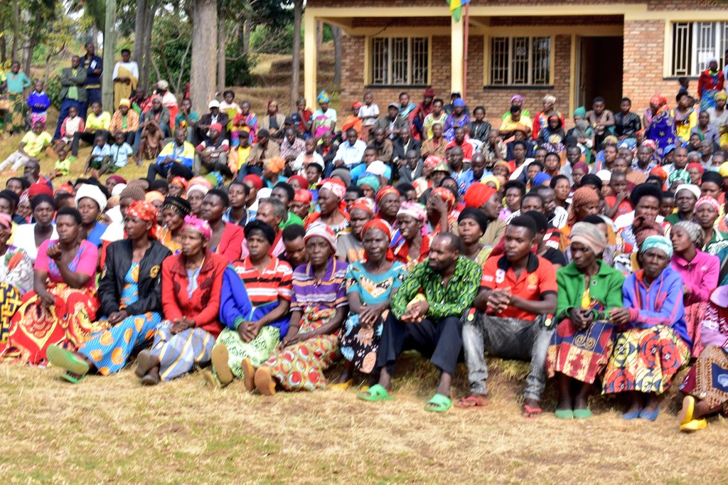 rulindodistrict's tweet image. Hagamijwe kwegera abaturage no kubakemurira ibibazo, iki gicamunsi, Umuyobozi wa @rulindodistrict @Jmukanyirigira hamwe n'Umujyanama mu Nama Njyanama y'Akarere Maître MUREKATETE Henriette bifatanyije n'abaturage b'Umurenge wa #Kisaro, Akagari ka Kamushenyi mu Nteko y'abaturage