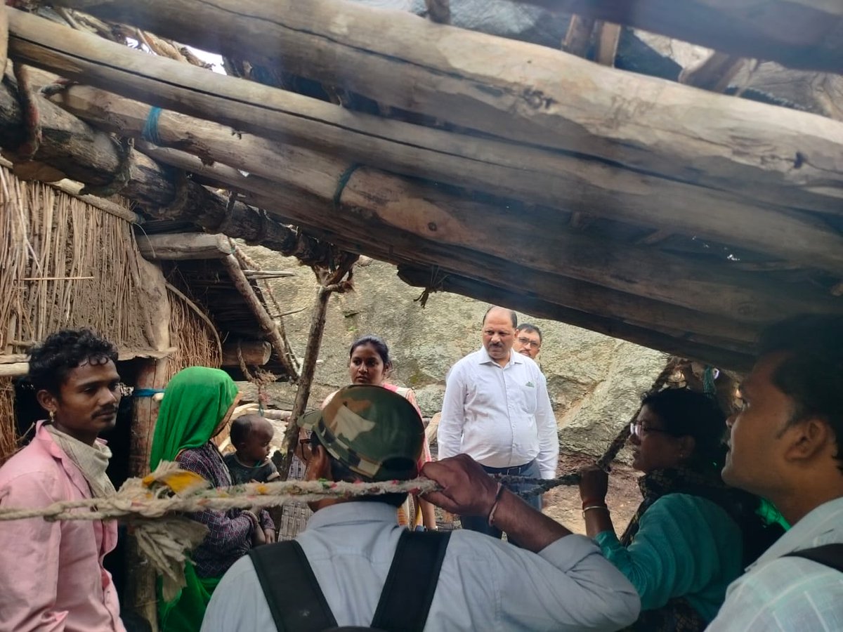 AlawaNitesh's tweet photo. शुक्रिया जिला प्रशासन आदरणीय @DMAlirajpur और टीम ने ककराना के पेरियातर फलिया जो की डूब क्षेत्र का वो हिस्सा जो समाज और सुविधाओं से दूर था हमारी टीम @BBCHindi के साथ जाने के बाद आज कलेक्टर साहब ने संज्ञान लेकर जरूरी सामग्री प्रदान की।@CMMadhyaPradesh @drnishantkhare @OfficeofSSC https://t.co/dlYJgfbBnT