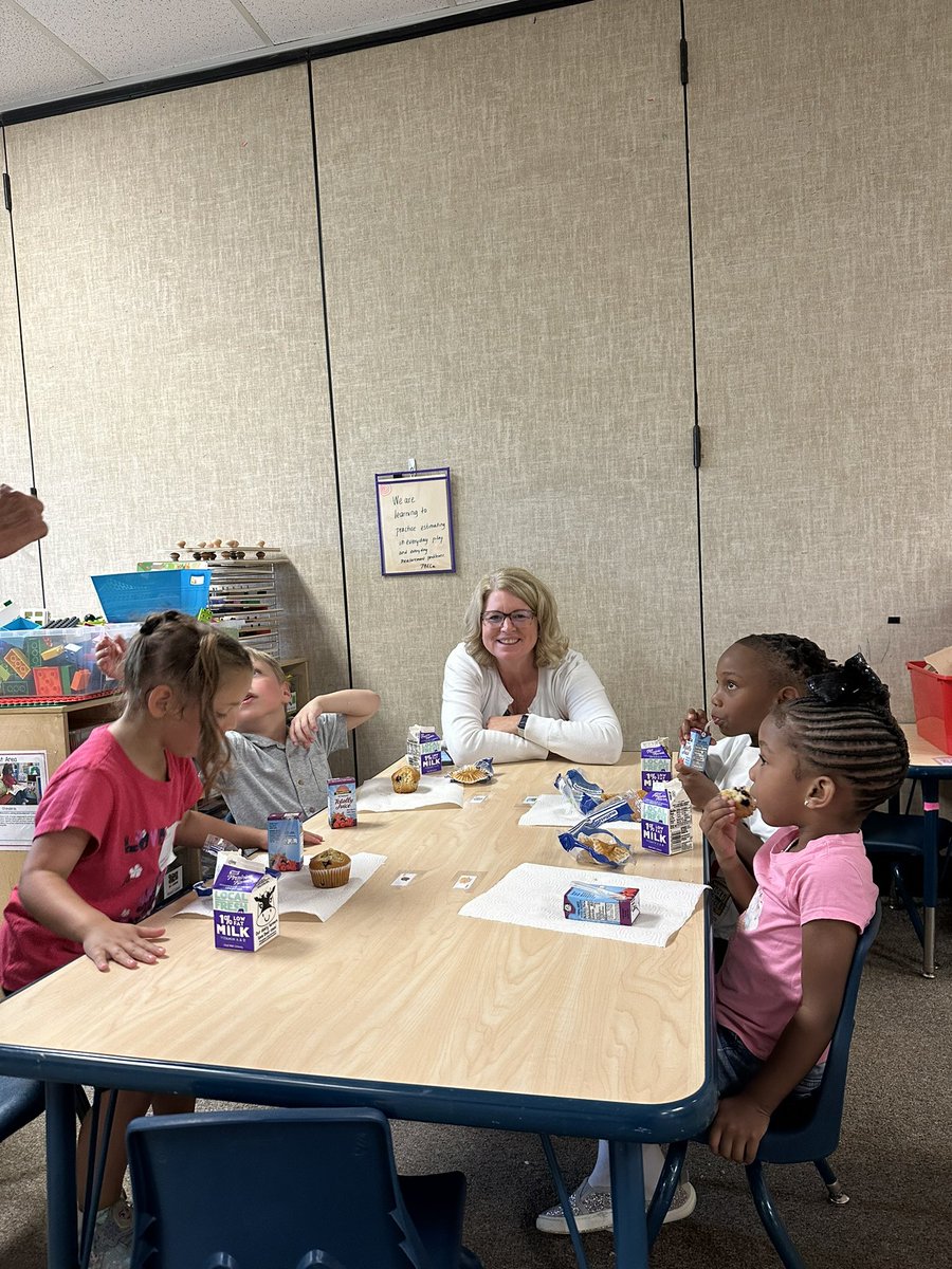 DrKDBPrincipal's tweet photo. Welcome Pre-K for what’s going to be a GREAT first day. Love that I get to join my pal Katie to kick it off! #U46FirstDay2023 @sdu46 https://t.co/M7oB734d41