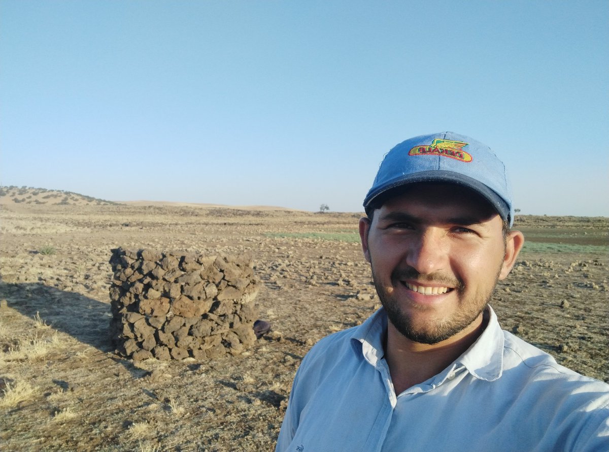 canmustafa2147's tweet photo. 3 günlük çoban olarak resmen bir şaheser yaptım ikindi'den gün batımına kadar gölgeliğim. uzun süre çoban olsam otlak alanlara çok daha güzel eserler kazandırırdım her yere gölgelik... https://t.co/HRc7BFUvaE