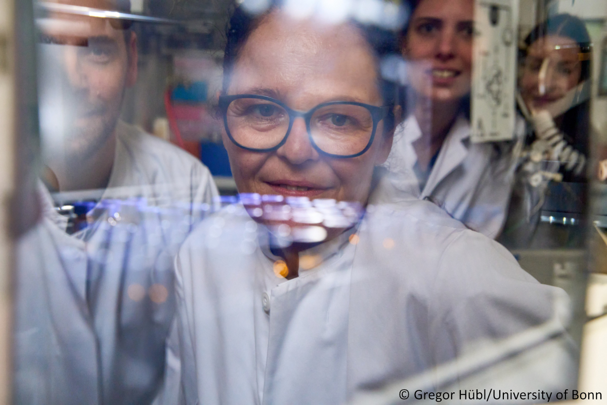 Researchers decode new antibiotic: Cooperation between the University of Bonn, @DZIF, @UniUtrecht, @Northeastern and #NovoBiotic Pharmaceuticals cracks the mode of action of clovibactin. Study in @CellCellPress. Read more: uni-bonn.de/en/news/145-20… & sciencedirect.com/science/articl…