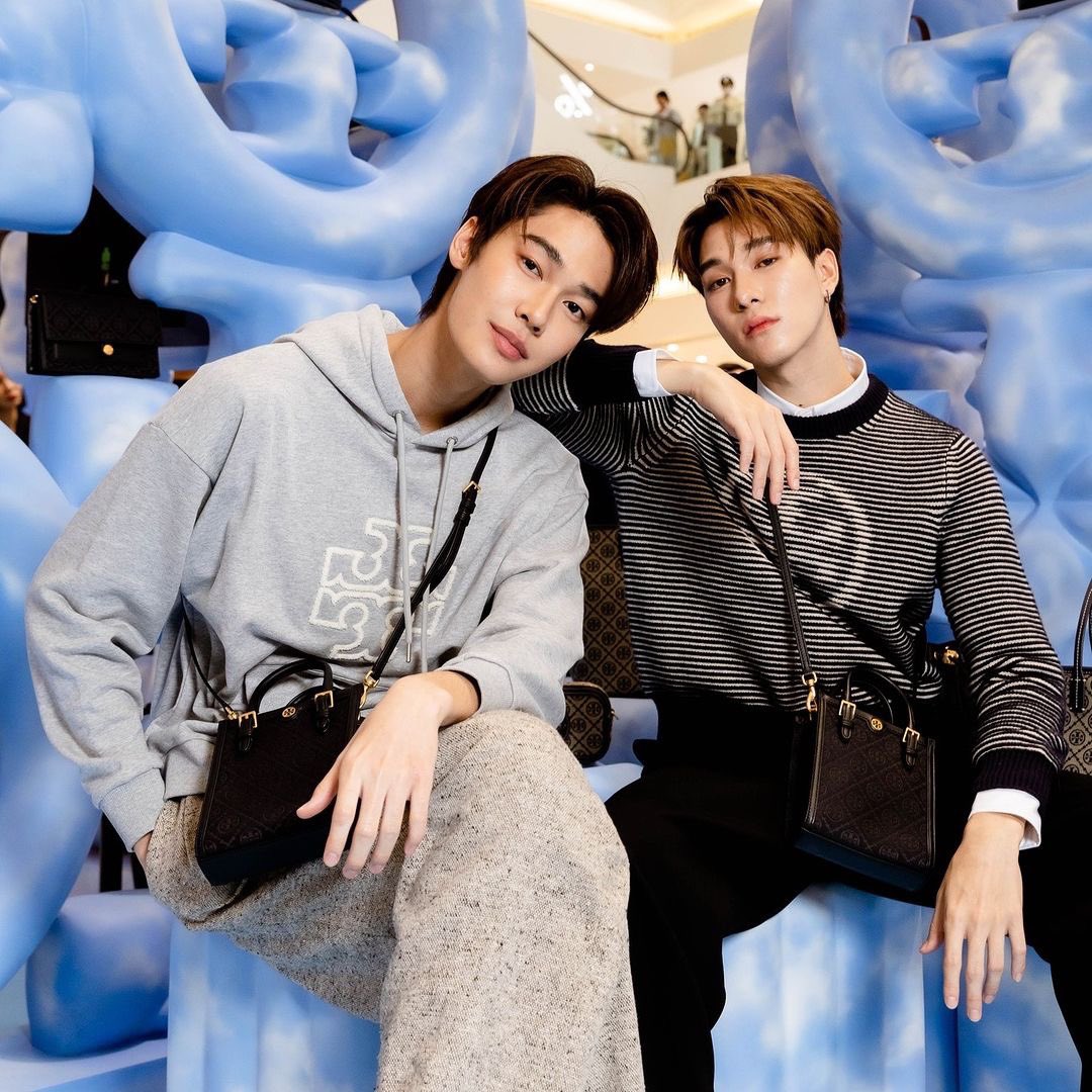 Dewjsu_club's tweet photo. IG : ppgroupthailand

😍😍😍

#TMonogramxDew 
#ToryBurchICONSIAM
#ToryBurchThailand 
#dew_jsu https://t.co/w4UvxKD2pg