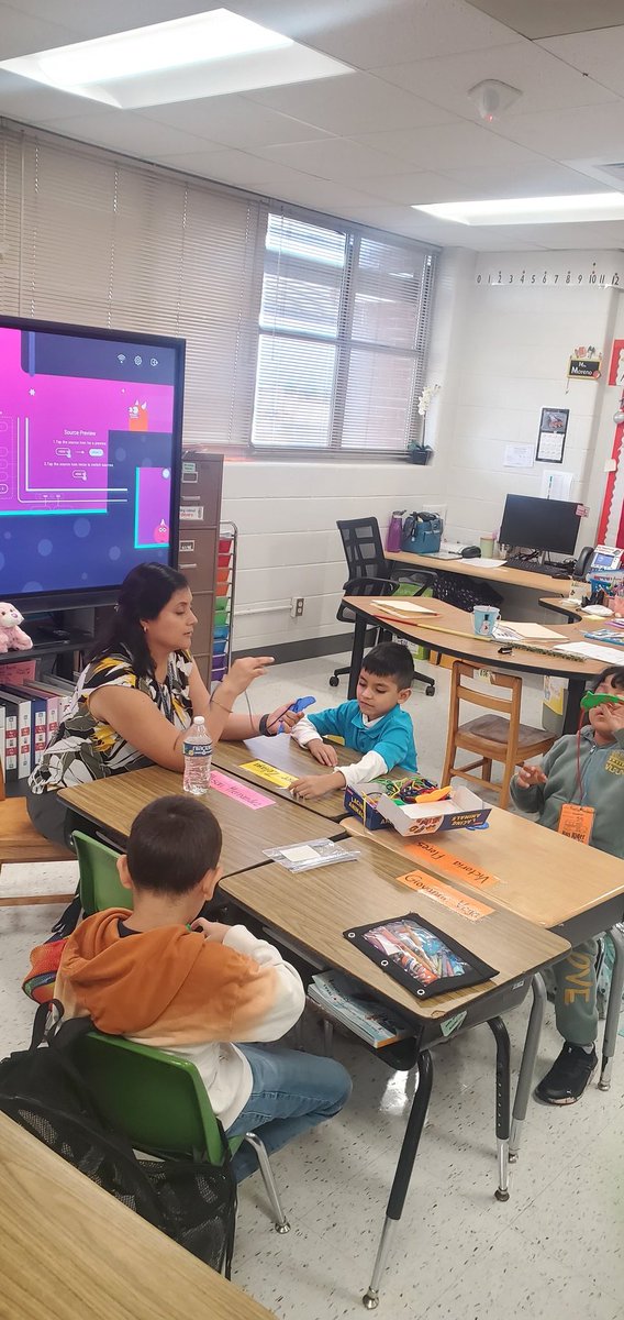 MeikkaJ's tweet photo. @crenshawcubs in Mrs. Moreno's room are practicing working in station rotations.   Y'all, it's just day 5 and these scholars are on it. Way to go Mrs. Moreno!  #CubCountry #BuildACub https://t.co/bNCCTocf9Y
