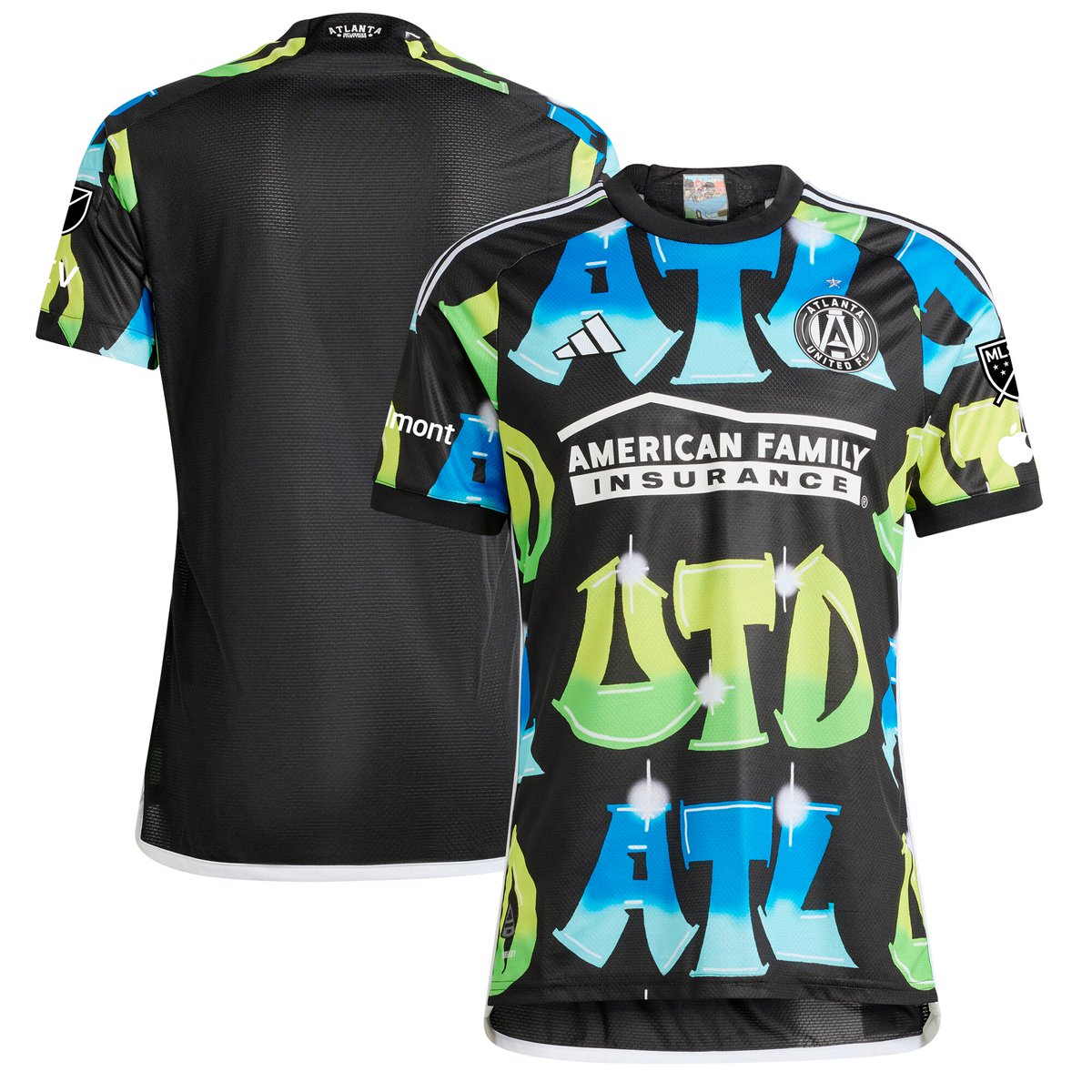 🇺🇸 Atlanta United (<a href="/ATLUTD/">Atlanta United FC</a>) hizo oficial su tercera camiseta <a href="/adidasfootball/">adidas Football</a> 2023.

Base negra con el nombre abreviado del club en estilo grafiti multicolor representa la energía creativa de la ciudad en los 90. Sellos en cuello y nuca celebran la influencia cultural de la época.
