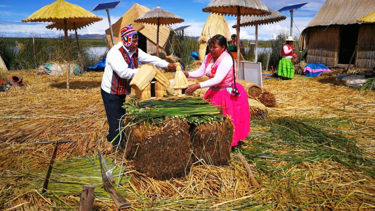 garciamanuco14's tweet image. La comunidad uro reside en un lago situado a 3,800 metros de elevación, donde el pasado y el presente convergen. #ElVAR  #SantaRosa #AmorYFuego