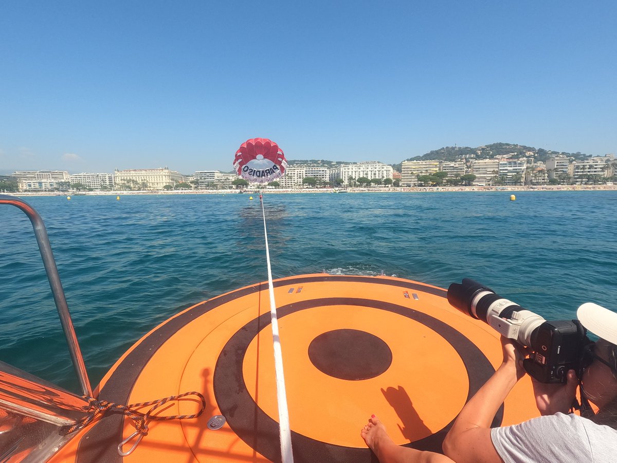 TeamCastagnet's tweet photo. Vol en Parachute Ascensionnel, à @Cannes_France @villecannes.
#Cannes #MajesticSkiClub #CôtedAzur #AlpesMaritimes #CôtedAzurFrance #GoPro #ParachuteAscensionnel #Loisir #Hero9Black #SummerFun #Parachute #VueduCiel #Flying #Cannes2023 #MerMéditerranée #Été2023 #Août2023 (#Photo) https://t.co/g8Sk9BC5Jk