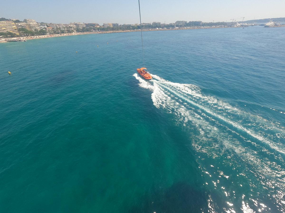 TeamCastagnet's tweet photo. Vol en Parachute Ascensionnel, à @Cannes_France @villecannes.
#Cannes #MajesticSkiClub #CôtedAzur #AlpesMaritimes #CôtedAzurFrance #GoPro #ParachuteAscensionnel #Loisir #Hero9Black #SummerFun #Parachute #VueduCiel #Flying #Cannes2023 #MerMéditerranée #Été2023 #Août2023 (#Photo) https://t.co/g8Sk9BC5Jk