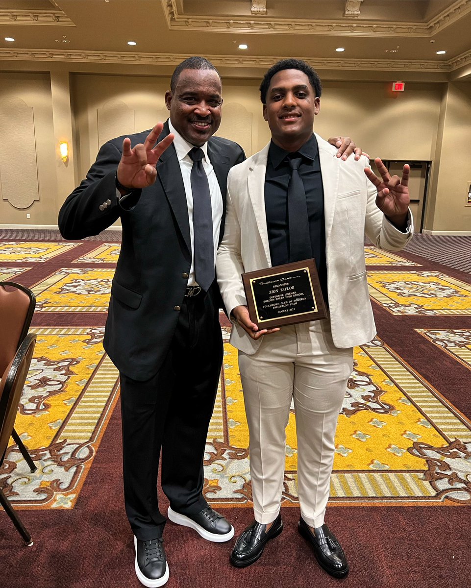 ziontaylor2024's tweet photo. Just a couple of #Coogs
One #Touchdowner & #Heisman winner
One #TDClub winner & Future #Heisman winner
“All for the City”
#GoCoogs #ForTheCity https://t.co/Vz5Jfs6Sdp