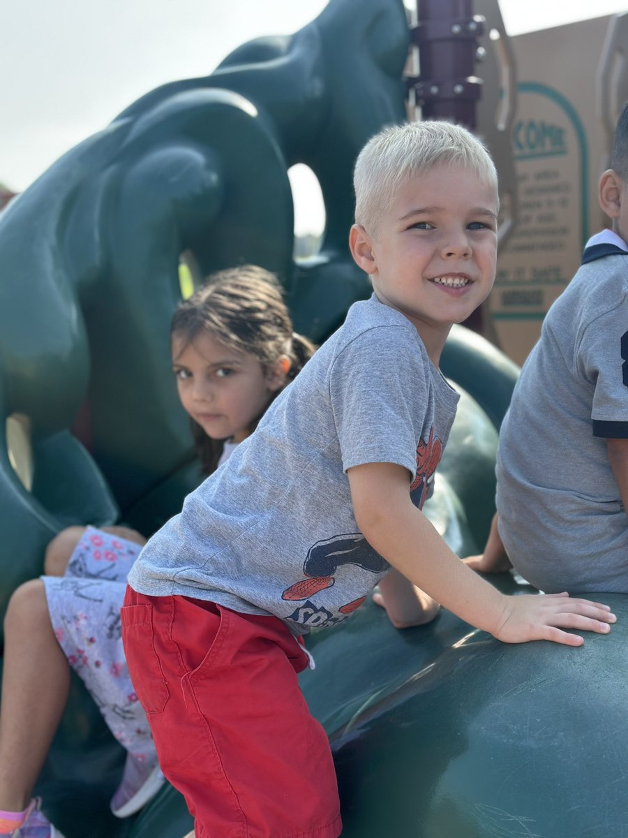 MissWeadock's tweet photo. First day of kindergarten is off to the best start! 🤍 #hcsd1 #adcc https://t.co/B4YiL9dXyk