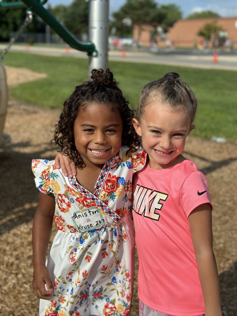 MissWeadock's tweet photo. First day of kindergarten is off to the best start! 🤍 #hcsd1 #adcc https://t.co/B4YiL9dXyk