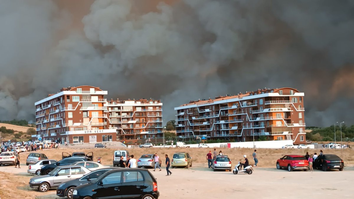Yangın; Çanakkale Mehmet Akif Ersoy Devlet Hastanesinin arkasında yer alan siteleri tehdit etmeye başladı.
Site sakinleri, panik içerisinde hastane bahçesine toplandı.
.
.
.
#çanakkale #yangın #çanakkaleyangını #sondakika