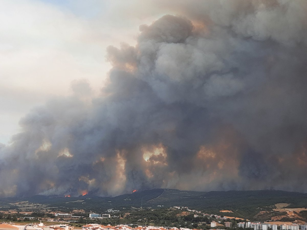 Şehitler diyarı #Çanakkale'mizin güneydoğusunu simsiyah  bulutlar kaplamış durumda
