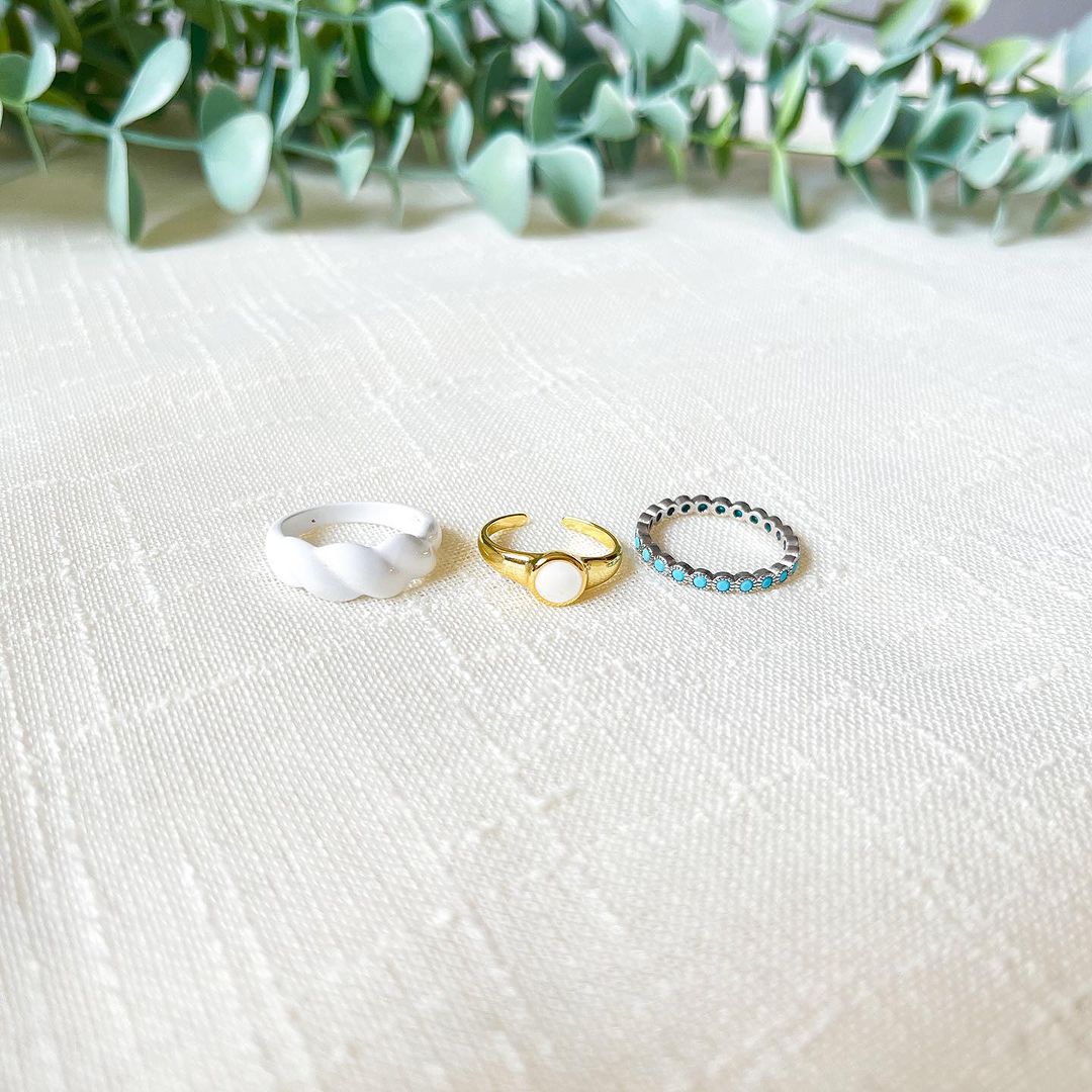 moashop_es's tweet photo. Tenemos los anillos de colores más bonitos para este verano 🤍💙

👉 https://t.co/w3qL5hhu6Z https://t.co/nJa1zOVEZR