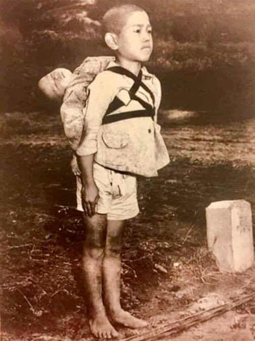 در کشور ژاپن زمان جنگ ، 
این پسر برادر مرده خود را بر پشت خود حمل می کرد تا او را دفن کند .
سربازی متوجه او شد و از او خواست که این کودک مرده را بیندازد تا خسته نشود ، 
او پاسخ داد :
او سنگین نیست ، این برادر من است !
سرباز فهمید و گریه کرد . 
از آن زمان ، این تصویر به نماد اتحاد