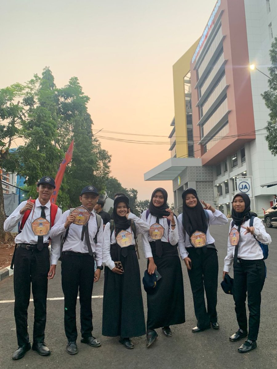 baradaily's tweet image. day 1 WaRNA 2023!
cape bgt, pegel bgt, ngantuk bgt
rate 7/10 😭🤟

#polines #ospek #maba2023 #WaRNA