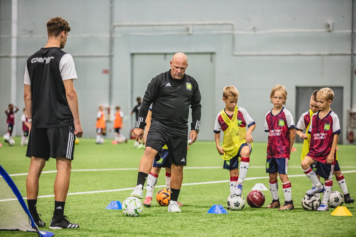 CoerverLV's tweet photo. Coerver Coaching Rīgas apmācību nedēļā aizvadīta otrā diena. Liels azarts un vēlme kļūt labākam. Turpinām šādi visu nedēļu! 💪

Nometni atbalsta:
⚪️ @adidasfootball 
⚪️ @FSMETTA
⚪️ Sportland
⚪️ Tallink Hotel Rīga

#coerverlv #coervercoaching #coerver https://t.co/zzYiT0kuwt
