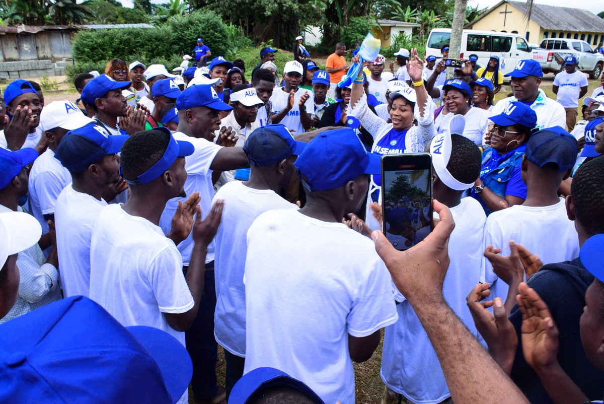 BengonoDr's tweet photo. Causeries décomplexées sur les enjeux de la victoire ✌️ cash de SEM @PresidentABO autour de la candidate @PriscaNlendK du @pdg2R  dans les 4 quartiers de la commune de Mekambo rattachés au premier siège de la Zadié 

#AliPourMekambo 💚
#AliPourTous 💛
#Ali2023 💙 https://t.co/3vDMe0Yl1K