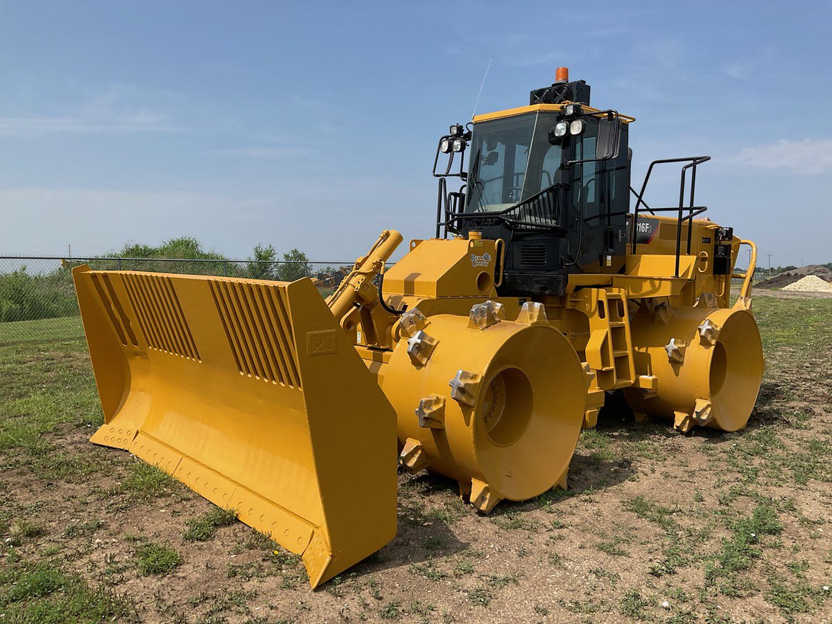 FoleyEngines's tweet photo. Three lives are better than one https://t.co/co1bVtwsDO #Landfill #LandfillCompactor #DumpLife #CatRebuild https://t.co/yfTMxti86k