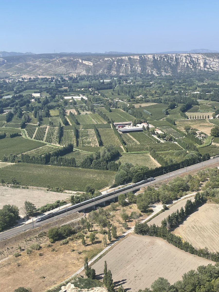 J’ai eu le privilège aujourd’hui d’être invité par mes collègues de sncf RESEAU à une tournée de surveillance de la LGV entre Lyon et Marseille. Une occasion unique de découvrir ces infrastructures vu du ciel et de vérifier l’excellent état du débroussaillage et des clôtures