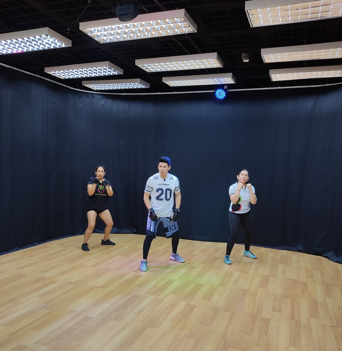 utvenlinea's tweet photo. Una clase de #ExtremeCombat es la fórmula perfecta para desafiar tu cuerpo, cuidarlo y llenarlo de energía de una forma divertida, es un momento en el que conectas tu fuerza, energía y ser, para demostrarte a ti mismo que eres #IMPARABLE
#StalinQuelal #InstructorProfesional https://t.co/6bDDYWaVRV