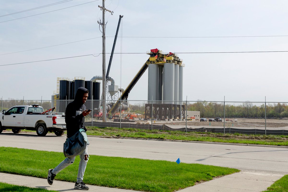 Earthjustice's tweet photo. Community groups in Flint challenged the permit for an asphalt plant that'll operate less than 1,600 ft from public housing &amp; predominantly Black neighborhoods. But after 10 months of negotiations, @EPA backed away from its Title VI investigation. It's part of a worrying trend 🧵 https://t.co/Jj193iX7u8