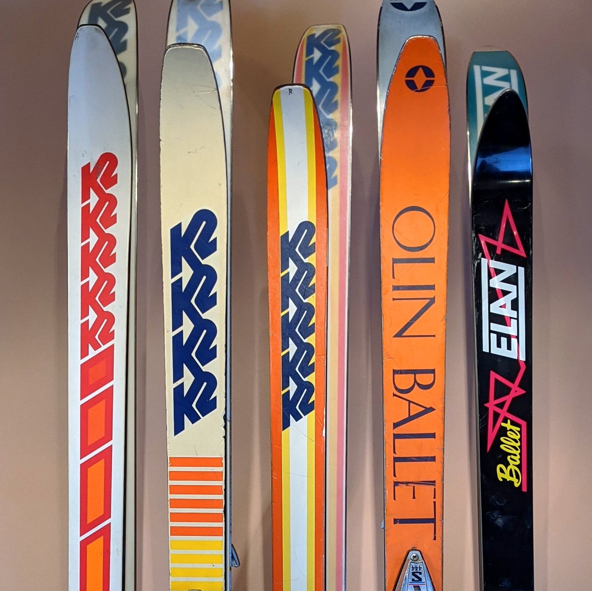 AisleOne's tweet photo. Here's a nice site of vintage ski graphics from the 70s, 80s, and 90s. https://t.co/6l7gxt7BV1 https://t.co/cBIlOzVq37