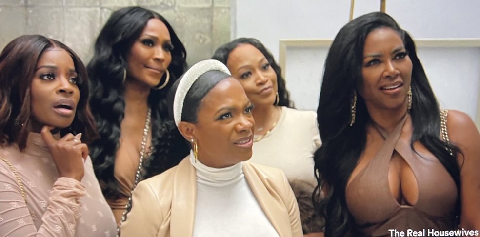 mrbrownroyyal's tweet photo. I call this painting “Peach Confusion” #RHOA 😂 🖼️ 🎨 🍑 https://t.co/xREEfJNcxe