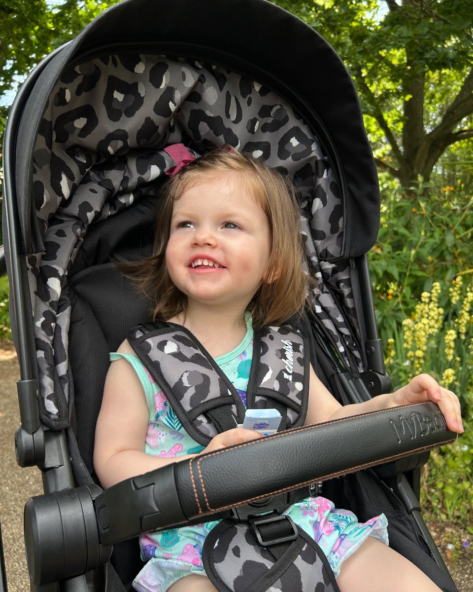 How we're feeling about Dani Dyer's NEW MB33 Tandem Pushchair! 😆 

Discover unmatched versatility and comfort! SHOP NOW🖤 : mybabiie.com/collections/mb…

#mybabiie #tandempushchair #celebritymum #siblingmum #twinmum #babygoods #mumessential