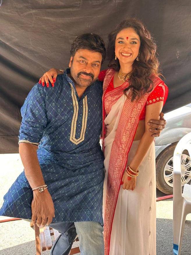 KeerthyOfficial's tweet photo. Chiranjeeeviiii sirrr!!! Wishing you a very very Happy Birthday and a wonderful, happyyy and a healthy year ahead! So glad to have worked with you and most of all knowing you as a person! 🤗🤗❤️ @KChiruTweets https://t.co/kg8sEGZ4F1
