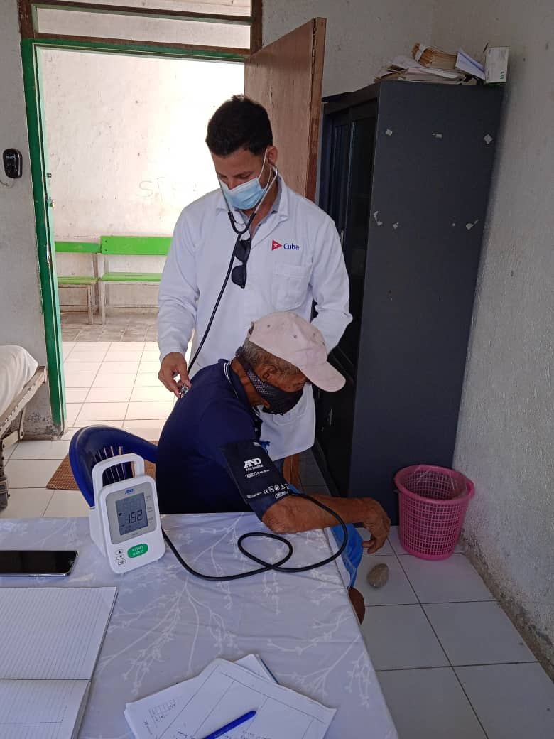 En #Viqueque colaboradores de  #BMCTL 🇨🇺🇹🇱 brindan un servicio asistencial caracterizado por la calidad y el humanismo. Un ejemplo de ello es el Dr. Jose Luis Fernández Leyva, Esp.en MGI quien da seguimiento a paciente adulto mayor con EPOC. #CubaPorLaSalud