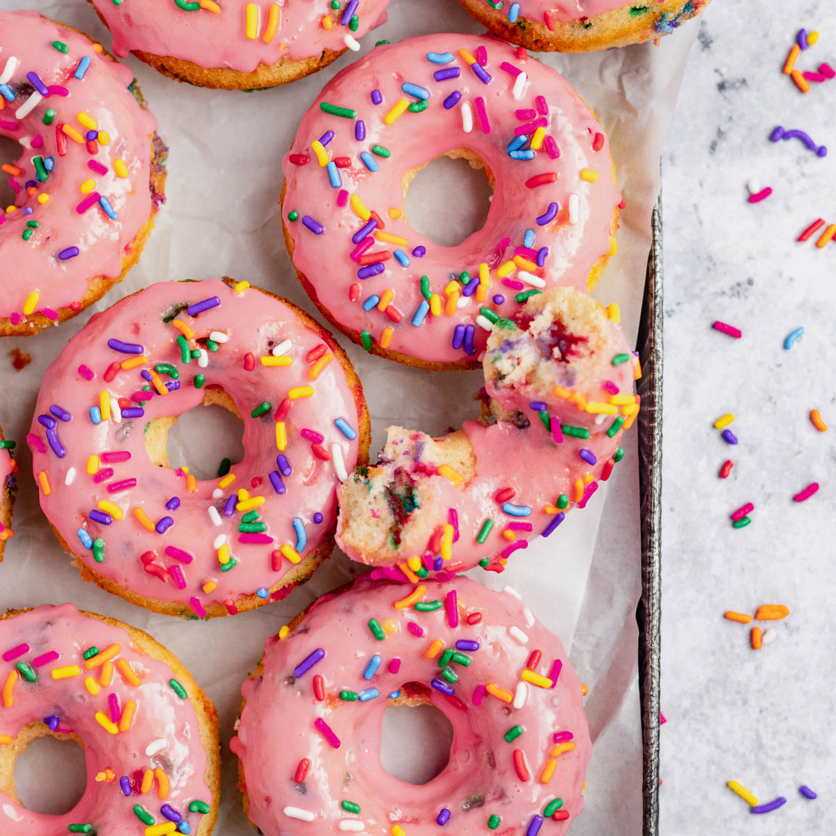 MarshasBakeBlog's tweet image. Baked Funfetti Doughnuts – Deliciously moist and fluffy vanilla-infused doughnuts that are BAKED, not fried, and packed full of rainbow sprinkles. Topped with a sweet glaze and extra sprinkles!

Recipe: marshasbakingaddiction.com/baked-funfetti…