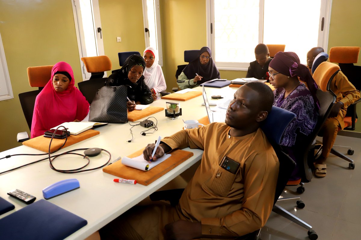 Cipmen's tweet image. #infos
A Niamey, les bénéficiaires du Projet  #IDEE_BRIDGE ont été formés dans la journée d'hier mardi, sur la présentation courte et percutante de leur entreprise, projet ou service: le pitch. 

@OIM_Niger 
@ando2021 
@marcorau 
@RabiouAlmou