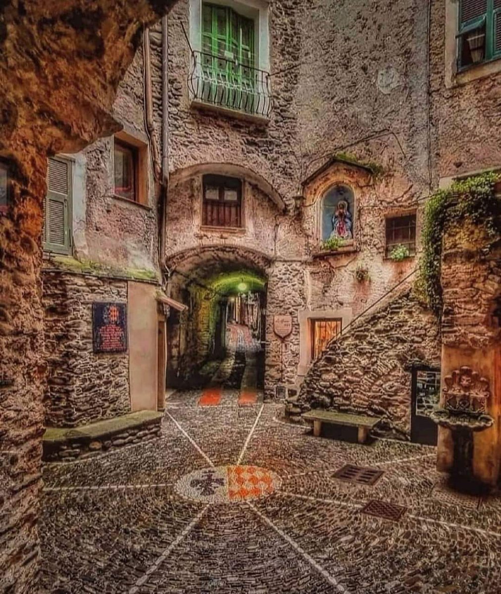 #ComeEbellaLaCitta #SalaLettura
Angolo del borgo medio aal e di Dolceacqua, Imperia Liguria Italia
G Ph Francesca bologni