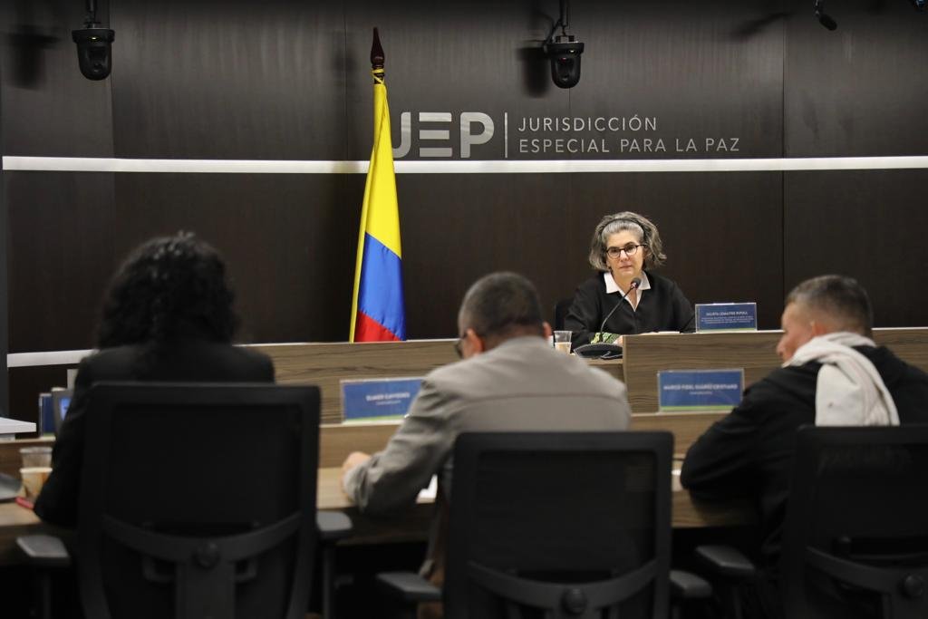 JEP_Colombia's tweet photo. En Bogotá se lleva a cabo la sesión 13 de la audiencia de versiones voluntarias de los exintegrantes del Bloque Oriental de las Farc-EP en el #Caso01, que investiga los secuestros. Hoy rinden versión 10 comparecientes que operaron en Guaviare, Guainía, Vichada y Vaupés https://t.co/unUhtUH3bm