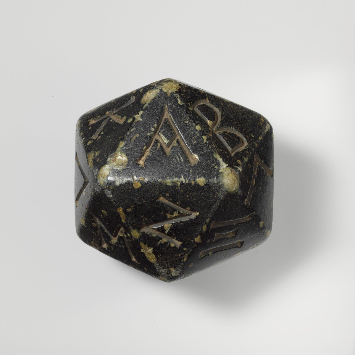 Given the popularity of the fantastic #baldursgate, here's a D20 from 2,200 years ago! This greenstone die is inscribed with the Greek alphabet, from alpha to upsilon. Whilst its purpose is unknown, it may relate to board games or religious divination. 🏛️@metmuseum #History