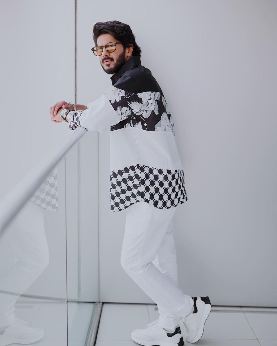 DulquerTrends_'s tweet photo. Stylish SALMAAN 😎🔥

1 day to go.. can’t wait to see you all in Cinemas worldwide !

@dulQuer #DulquerSalmaan
#KingOfKotha #KingOfKothaOnAUG24 https://t.co/GmgOQ0Qp3O