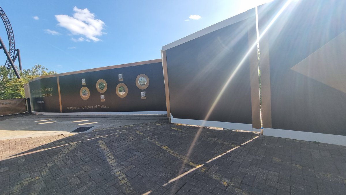 ThorpeParkMania's tweet photo. A look at the new construction walls around Project Exodus, including a peek through one of the newly installed viewing holes! https://t.co/XdYTCfzCET