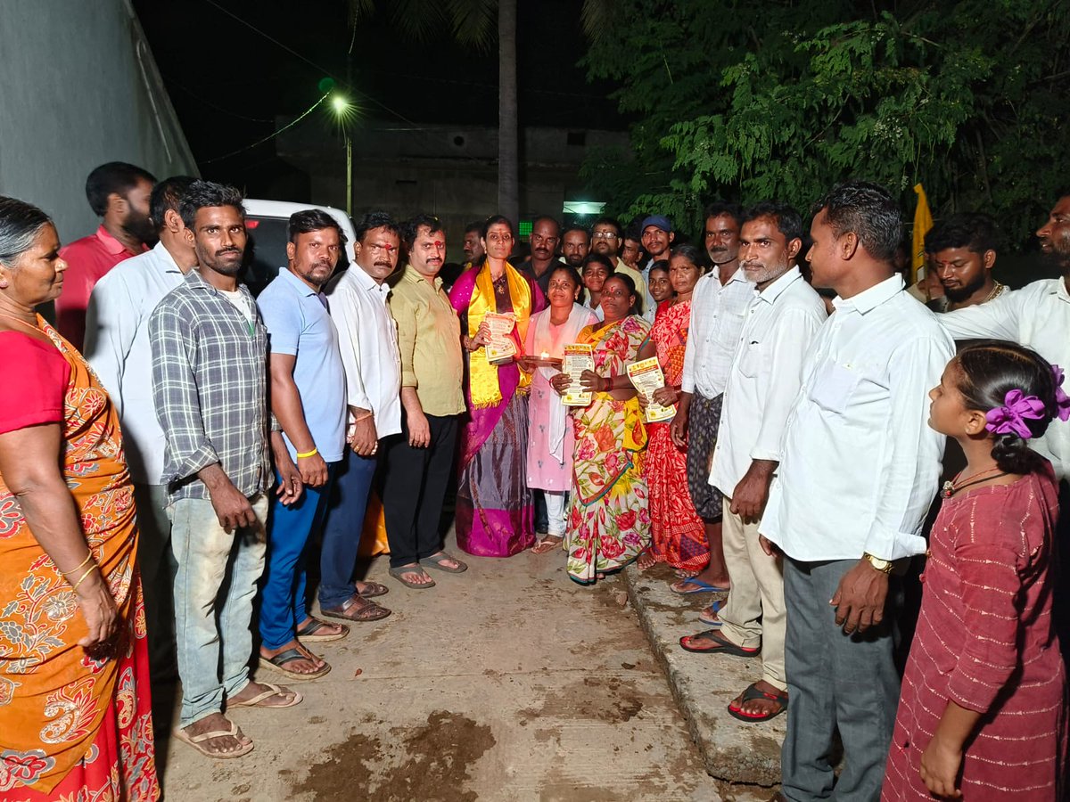 Divya_Yanmala's tweet photo. తుని నియోజకవర్గం తుని మండలం లోవ కొత్తూరు గ్రామంలో రెండవ రోజు మీ ఇంటికి మీ దివ్య కార్యక్రమంలో పాల్గొన్న తుని నియోజకవర్గం టీడీపీ ఇంచార్జ్ యనమల దివ్య గారు యువత అధ్యక్షులు యనమల శివరామకృష్ణన్ గారు మరియు ముఖ్య నాయకులు కార్యకర్తలు
#andrapradesh
#భవిష్యత్తుకుగ్యారెంటీ
#yuvagalamlokesh https://t.co/YmsQVT9MBM