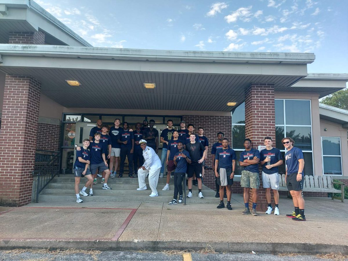 Lyon College MBB Team brought some energy to the kids of Southside and Eagle Mountain Elementary Schools on their first day of school! Thanks for allowing our team to be apart of this special day!!
#GoScotsGo