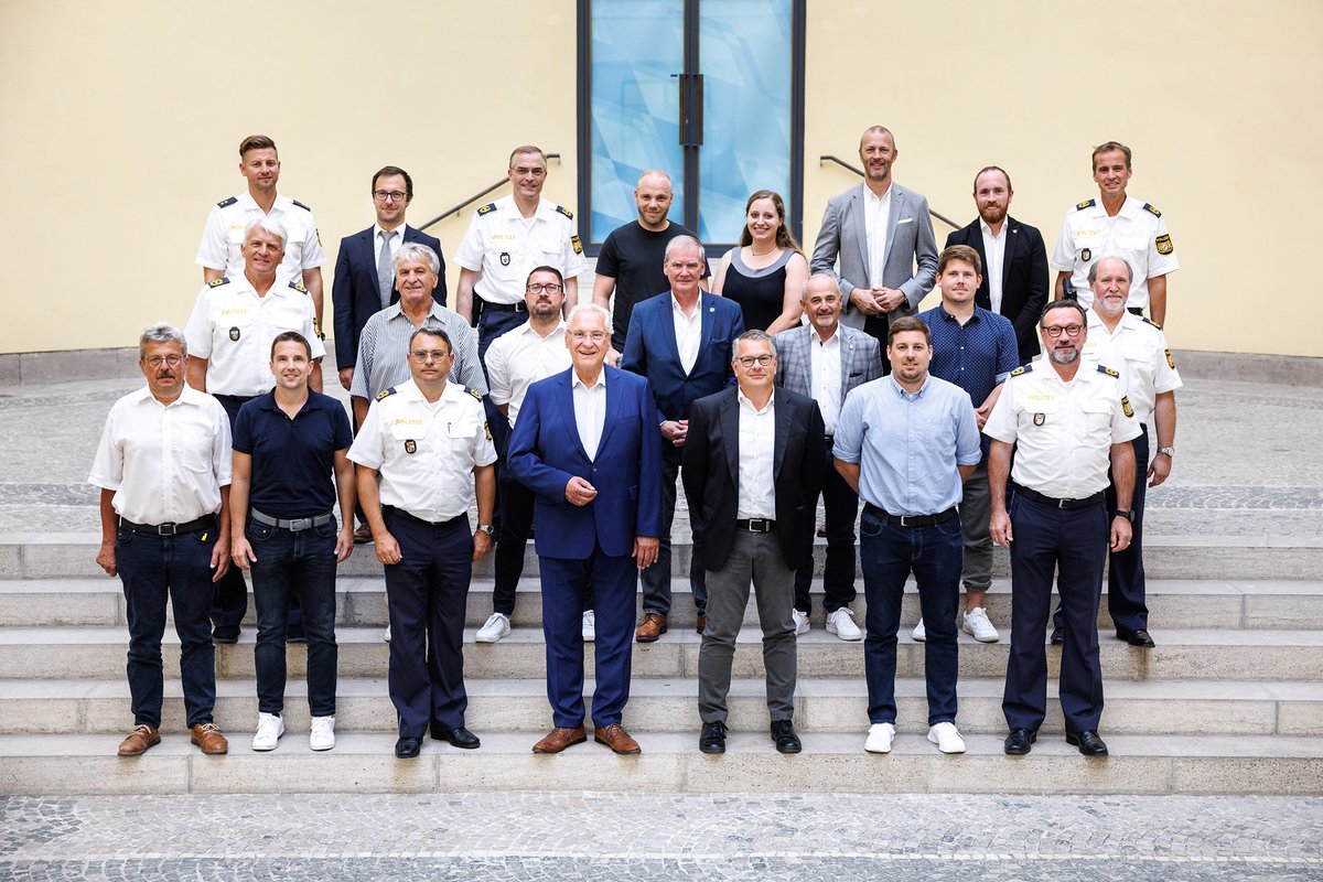 Beim heutigen #Fußballgipfel im #BayStMI drehte sich alles rund um das Thema #Sicherheit in den #Fußballstadien. 🏟️

Bayerns Innenminister #Herrmann traf sich mit Vertretern der #Polizei, #Sicherheitsbehörde|n, #Fußballvereine und #Fußballverbände sowie der Fanprojekte. ⚽